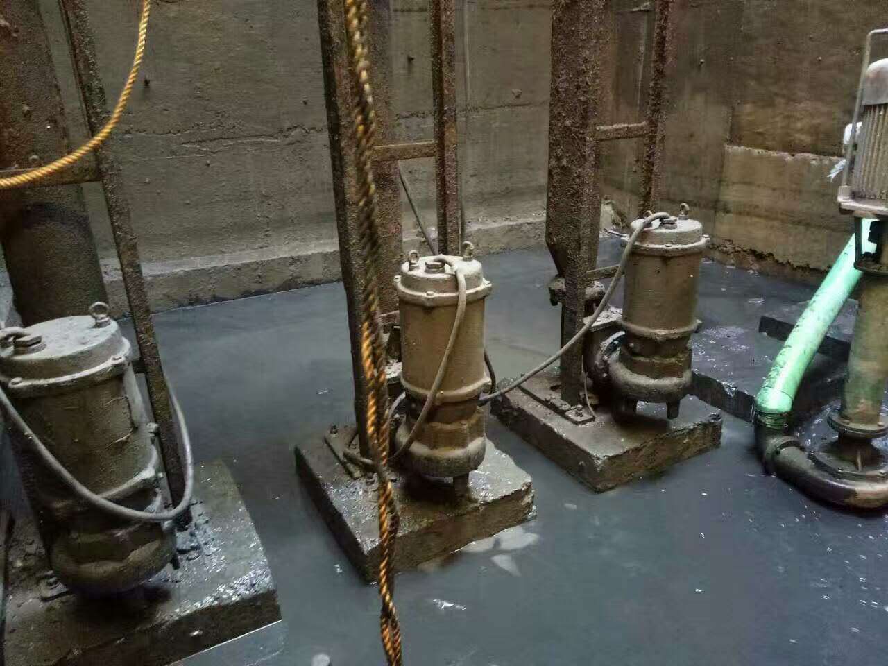 雨花台污水池清理