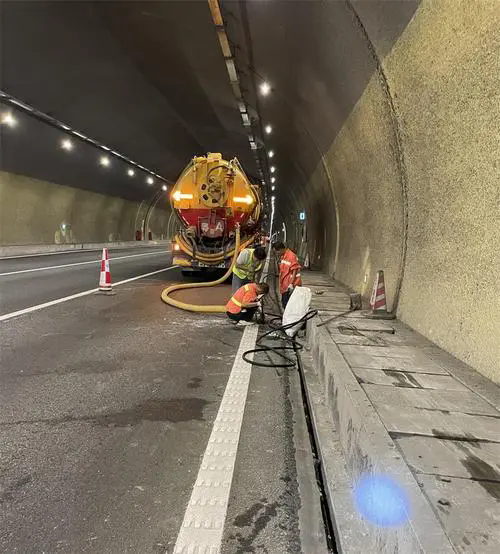 雨花台隧道排水渠清淤